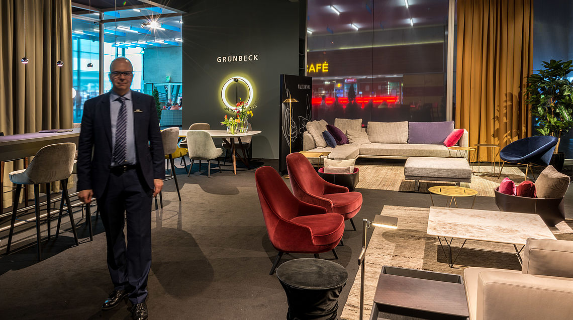 Stefan Grünbeck auf der Wohnen & Interieur 2018 in Wien am Walter Knoll Messestand mit den Neuheiten und Top-Modellen aus der Polstermöbelkollektion.