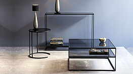 christine-kroencke-cameo-beistelltisch-couchtisch-konsole-glas-schwarz-rund-eckig-quadratisch-rechteckig-schwarz-glas-mit-ablagefach-mittelfach-modern-zart-elegant-minimalistisch-grünbeck-gruenbeck-einrichtungen-wien