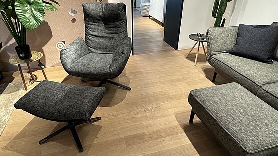 Der COR Cordia Lounge Chair mit Hocker ist bei Grünbeck Einrichtungen als Ausstellungsstück im Design Sale günstig verfügbar.