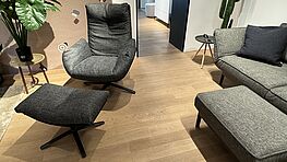 Der COR Cordia Lounge Chair mit Hocker ist bei Grünbeck Einrichtungen als Ausstellungsstück im Design Sale günstig verfügbar.