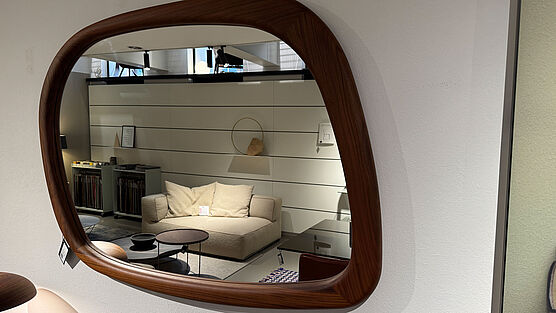 The Cattelan Janeiro mirror in walnut, measuring 120 x 5 x 90 cm, is now available at a reduced price in the design sale at Grünbeck Einrichtungen.