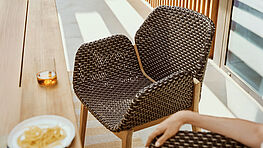 Dedon präsentiert mit CALADIO echtes Handwerk. Die Sitzschale ist handgeflochten und das Gestell ist aus zertifiziertem Teak-Massivholz. Diese Outdoor Essstühle sind in unterschiedlichen Farb-Ausführungen erhältlich bei Grünbeck Einrichtungen Wien