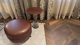 Wittmann Aracia Beistelltisch|Tabelett in Leder chestnut|Sockel Murano Glas|Made in Austria|Design Sale|Grünbeck Einrichtungen Wien