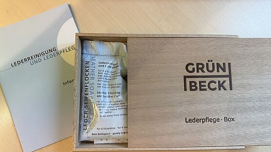 Biologisch abbaubare Lederseifenflocken zur regelmäßigen Pflege ihrer Ledermöbel. Erhältlich als Lederpflegebox inkl. ausführlicher Anleitung und Lederpflegehandschuh bei Grünbeck Einrichtungen Wien