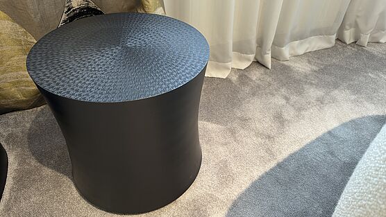 Der Poliform Couchtisch Soori aus Metall bronze Antik ist bei Grünbeck Einrichtungen als Ausstellungsstück im Design Sale günstig verfügbar.