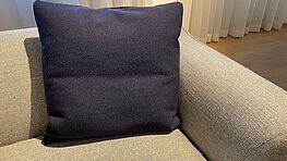The Cor cushion in denim fabric, size 50x50cm, is available at Grünbeck interieurs in the design sale