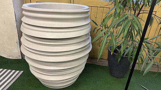 The Dedon Planter Babylon, made of frost-resistant ceramic, is available at a low price from Grünbeck Einrichtungen in the design sale.