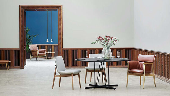 Carl Hansen & Søn at Gruenbeck Interiors Vienna | E004 Embrace Chair