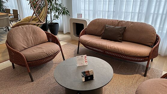 Das Ahnda Sofa & der Lounge Chair von Dedon sind jetzt bei Gruenbeck Einrichtungen im Abverkauf zu einem guenstigen Preis erhaeltlich.