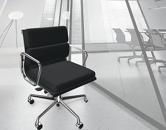 Vitra Soft Pad Chair EA 217 Homeoffice Bürodrehsessel bei Grünbeck Wien kurzfristig in Leder schwarz und mit Gestell chrom verfügbar. Bestellung per Anfrage über die Merkliste.