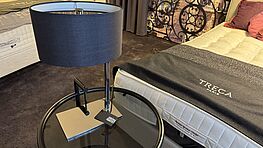 Die Christine Kröncke Mono Tischleuchte mit schwarzem Seidenschirm ist bei Grünbeck Einrichtungen im Design Sale günstig verfügbar