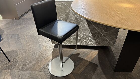 The height-adjustable Jason 1423 bar stool by Walter Knoll is now available at a reduced price from Grünbeck Einrichtungen in the Design Sale.
