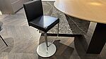 Der höhenverstellbare Barhocker Jason 1423 von Walter Knoll ist jetzt bei Grünbeck Einrichtungen im Design Sale günstig verfügbar.