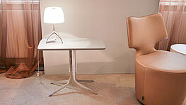christine-kroencke-fly-beistelltisch-gruenbeck-wien-sale-hellblau-chrom-fuss-zart-elegant-klein-modern-design-abverkauf-billiger-guenstiger-schnaeppchen-eisgrau-einrichtungshaus-sidetable-coffeetable-kaufen-wien