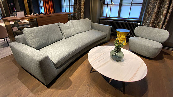 Das Walter Knoll Tama Living Sofa ist jetzt bei Gruenbeck Einrichtungen im Abverkauf zu einem guenstigen Preis erhaeltlich.