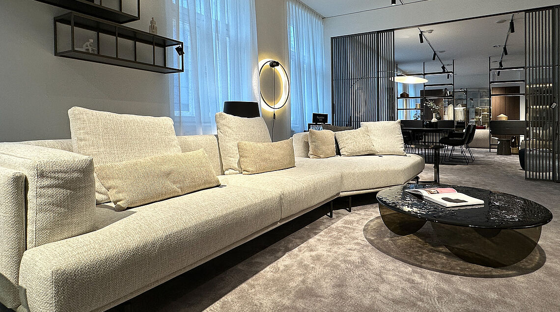 Papadatos Balthazar Sofa System | Grünbeck Interiors Vienna Showrooms | Besonders modular planbar passt sich das Polstermöbel den Bedürfnissen jedes Raumes an