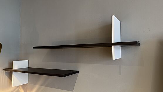 Die Cattelan Cross Boarde in Holz sind jetzt im Design Sale bei Grünbeck Einrichtungen zu einem reduzierten Preis erhältlich.