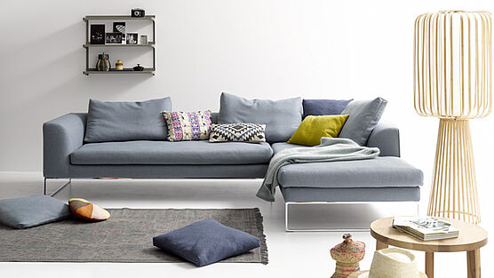 cor-mell-lounge-ecksofa-auf-verchromten-kufen-modern-weich-kuschelsofa-bequem-stoff-hellblau-graublau-aktion-bodenfrei-schwebend-leicht-zart-grünbeck-gruenbeck-einrichtungen-wien-designhouse-interior-design-vienna-innenarchitekturbuero-wien-einrichtungshaus-moebelhaus-designmoebel-markenmoebel
