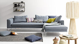 cor-mell-lounge-ecksofa-auf-verchromten-kufen-modern-weich-kuschelsofa-bequem-stoff-hellblau-graublau-aktion-bodenfrei-schwebend-leicht-zart-grünbeck-gruenbeck-einrichtungen-wien-designhouse-interior-design-vienna-innenarchitekturbuero-wien-einrichtungshaus-moebelhaus-designmoebel-markenmoebel