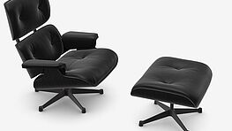 Der Vitra Lounge Chair mit Ottoman in Esche schwarz mit schwarzem Leder ist bei Grünbeck Einrichtungen zu einem Sonderpreis lagernd und sofort verfügbar