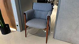 Der Carl Hansen E005 Embrace Armchair ist jetzt bei Gruenbeck Einrichtungen im Abverkauf zu einem guenstigen Preis erhaeltlich.