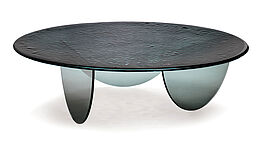 The Papadatos Henze coffee table made of Murano glass is part of the affordable collection from Papadatos, an internationally successful company, and is available from Grünbeck Einrichtungen Wien.