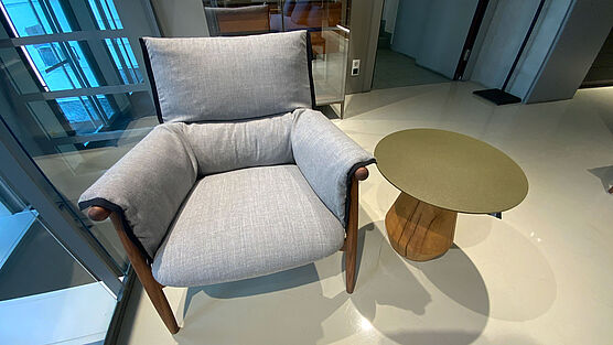Der Carl Hansen E015 Embrace Lounge Chair ist jetzt bei Gruenbeck Einrichtungen im Abverkauf zu einem guenstigen Preis erhaeltlich.
