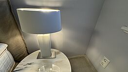 Die 2 Stück CHRISTINE KRÖNCKE Questa Tischleuchten oder Nachttischleuchten sind bei Grünbeck Einrichtungen als Ausstellungsstücke im Design Sale günstig verfügbar.