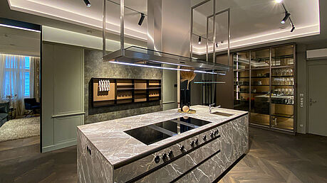 Eventkueche mit Speisesalon für Schulungen und Kochabende bei Gruenbeck Interiors Wien