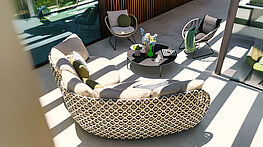 Dedon präsentiert mit MDEAR von Sebastian Herkner eine neue Art des modularen Loungemöbels. 5 Module, die sowohl alleine als auch zu einer bequemen Sitzlandschaft verbunden werden können - sind erhältlich bei Grünbeck Einrichtungen Wien