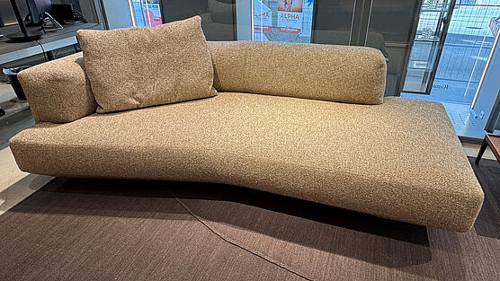 The Flexform Loungescape sofa in beige is now available at a reduced price in the Design Sale at Grünbeck Einrichtungen.