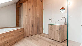 Naturholzböden und Verkleidungen auch für das Bad. Kooperation der Parkett Agentur Wien mit Grünbeck Einrichtungen.