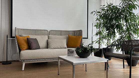 Das Mbarq Outdoor Sofa mit hoher Lehne von Dedon ist jetzt bei Gruenbeck Einrichtungen im Abverkauf zu einem guenstigen Preis erhaeltlich.