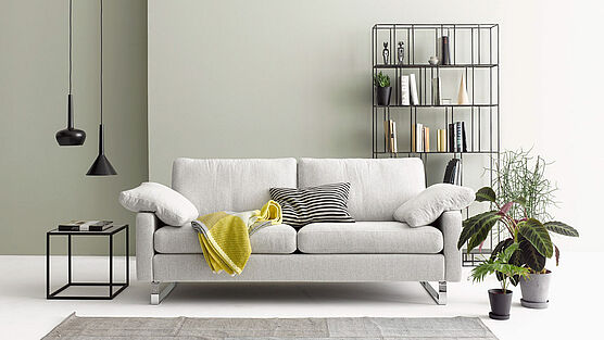 conseta-sofa-stoff-hellgrau-mit-chromkufe-bodenfrei-unten-offen-bequem-weich-hoher-ruecken-aufrechtes-sitzen-kaufen-schauraum-haendler-wien-grünbeck-gruenbeck-einrichtungen-wien-designhouse-interior-design-vienna-innenarchitekturbuero-wien-einrichtungshaus-moebelhaus-designmoebel-markenmoebel