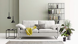 conseta-sofa-stoff-hellgrau-mit-chromkufe-bodenfrei-unten-offen-bequem-weich-hoher-ruecken-aufrechtes-sitzen-kaufen-schauraum-haendler-wien-grünbeck-gruenbeck-einrichtungen-wien-designhouse-interior-design-vienna-innenarchitekturbuero-wien-einrichtungshaus-moebelhaus-designmoebel-markenmoebel