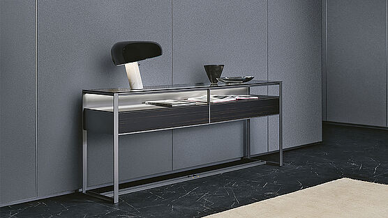 Das Rimadesio Sideboard aus der Rialto Kollektion aus Aluminium und Glas ist bei Grünbeck Einrichtungen Wien erhältlich