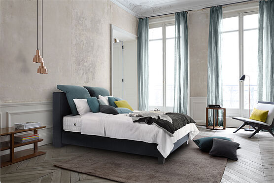 treca-interiors-paris-polsterbett-boxspringbett-cube-stoff-blau-gruen-tuerkis-taschenfederkern-matratzen-bequem-luxurioes-weich-grünbeck-gruenbeck-einrichtungen-wien-schauraum-haendler-designhouse-interior-design-vienna-innenarchitekturbuero-einrichtungshaus-moebelhaus-designmoebel-markenmoebel