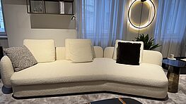 The Poliform Saint Germain sofa in Bianco fabric is available at a reduced price in the design sale at Grünbeck Einrichtungen.