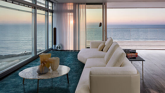 Balthazar Sofa-eine preiswertes Sofa in Stoff mit Lederrückenlehne vom international erfolgreichen Unternehmen Papadatos ist erhältlich bei Grünbeck Einrichtungen Wien