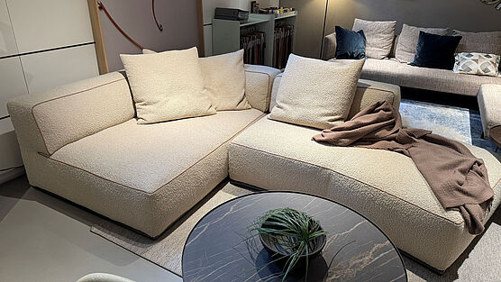 Die Flexform Perry Sofkombination in beige ist jetzt bei Grünbeck Einrichtungen im Design Sale zu einem reduzierten Preis erhältlich.