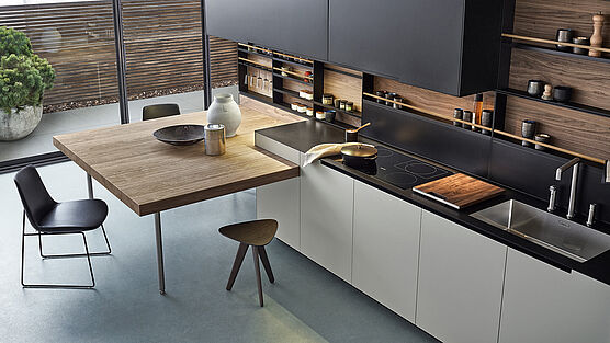 varenna-cucine-wien-schauraum-haendler-phoenix-kueche-mit-fruehstuecksplatz-italienisch-designerkueche-modern-edel-hochwertig-luxurioes-grünbeck-gruenbeck-einrichtungen-wien-schauraum-haendler-designhouse-interior-design-vienna-innenarchitekturbuero-einrichtungshaus-moebelhaus-designmoebel-markenmoebel