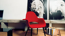 vitra-organic-chair-esszimmer-stuhl-stoff-rot-holzbeine-geschwungen-modern-bequem-grünbeck-gruenbeck-einrichtungen-wien-schauraum-haendler-designhouse-interior-design-vienna-innenarchitekturbuero-einrichtungshaus-moebelhaus-designmoebel-markenmoebel