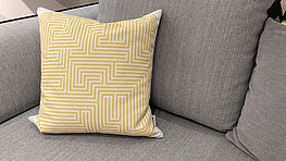 Der Graphic Print Pillow Polster von Vitra ist in verschiedenen Farben jetzt bei Gruenbeck Einrichtungen im Abverkauf zu einem guenstigen Preis erhaeltlich.