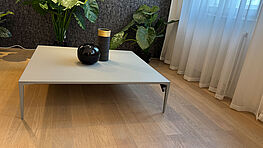 The Rimadesio Tray coffee table in pepe opaco glass – 110 x 110 cm – is available at a bargain price in the sale at Grünbeck Einrichtungen.