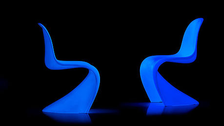 Panton Glow von Vitra, Limited Edition vitra-panton-chair-glow-leuchtend-fluoriszierend-blau-klassiker-esszimmer-stuhl-modern-design-s-foermig-skulptur-schauraum-wien-kaufen-1050-gruenbeck-limited-edition
