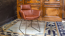 KFF presents armchairs in leather with upholstered armrests and a sled base in the elegant Faye product family. Faye is available in many different designs from Grünbeck Einrichtungen.