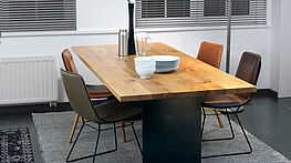 janua-esstisch-massivholz-platte-sc41-stahl-gestell-metall-schwarz-grau-wenge-eiche-nussbaum-haendler-10550-rechteckig-modern-design-grünbeck-gruenbeck-einrichtungen-wien-designhouse-interior-design-vienna-innenarchitekturbuero-wien-einrichtungshaus-moebelhaus-designmoebel-markenmoebel-kaufen