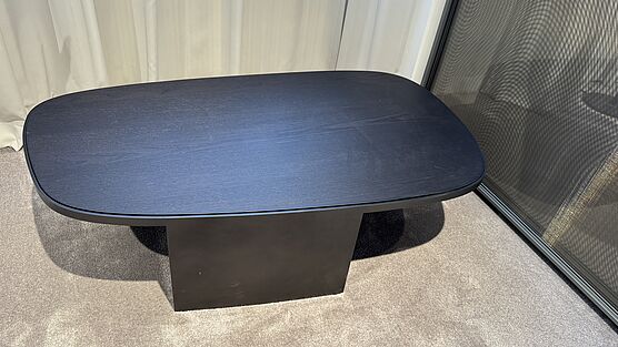 Der Poliform Couchtisch Koishi in Ulme schwarz ist bei Grünbeck Einrichtungen als Ausstellungsstück im Design Sale günstig verfügbar.