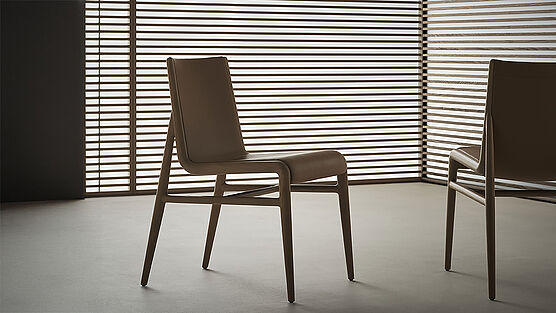 Mit Sinua präsentiert Rimadesio einen handwerklich qualitativ hochwertigen Stuhl mit einer raffinierten durchgehenden Polsterung von Sitz- und Rückenlehne - elegant und bequem zugleich- erhältlich im Rimadesio Showroom Vienna by Grünbeck