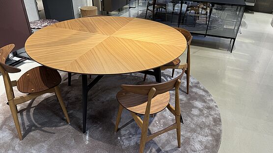 The round Rimadesio Francis wooden table is now available at low prices in the Design Sale at Grünbeck Einrichtungen.